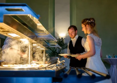 Brautpaar am Buffet bei einer Hochzeitsreportage in der Orangerie Ansbach, festgehalten von einem Hochzeitsfotografen.