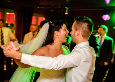 Brautpaar tanzt bei Hochzeit im Hotel Seehof, lebendige Hochzeitsreportage im Grossraum Muenchen.
