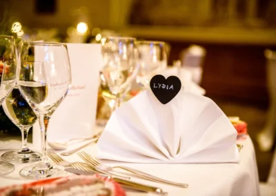 Elegantly gedeckter Hochzeitstisch mit Personennamen in Aying, fotografiert bei einer Hochzeitsreportage.
