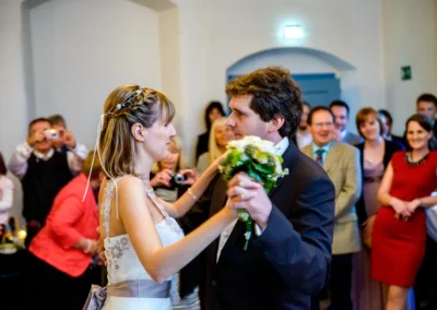Brautpaar tanzt auf Hochzeit im Jagdschloss Gruenau nahe Ingolstadt, umgeben von lachenden Gaesten. Hochzeitsreportage.