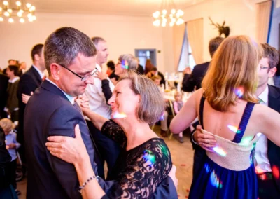 Tanzendes Paar auf Hochzeit, Hochzeitsreportage nahe Neuburg an der Donau, festliche Stimmung im Saal.