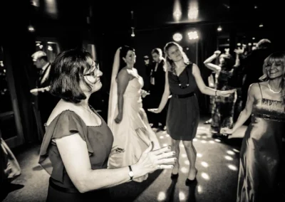 Tanzende Hochzeitsgaeste bei einer Feier nahe Wesslinger See. Hochzeitsfotografie im Grossraum Muenchen.