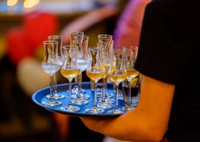 Tablett mit eleganten Glaesern auf einer Hochzeit in Ansbach. Aufnahme von einem Hochzeitsreportage-Fotografen.