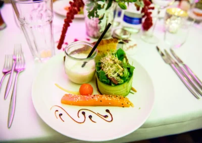 Elegante Hochzeitstafel mit Vorspeise in Landshut, festgehalten von Hochzeitsfotograf.
