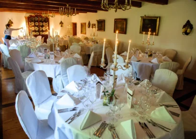 Elegante Hochzeitstafel in Schloss Aufhausen nahe Muenchen, mit festlich gedeckten Tischen und Kerzenleuchtern.