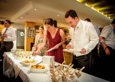 Gäste bedienen sich am Dessertbuffet einer Hochzeit nahe Wesslinger See, festgehalten von einem Hochzeitsfotografen.