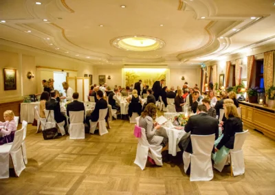 Gäste bei einer Hochzeit im Brauereigasthof Aying, festliche Tische und Gesprächsszenen, Hochzeitsfoto Oberbayern.