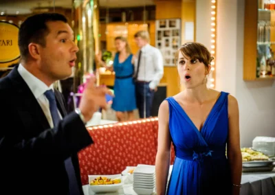 Gäste feiern Hochzeit im Hotel Seehof, lebhafte Unterhaltung im Fokus der Hochzeitsfotografie.