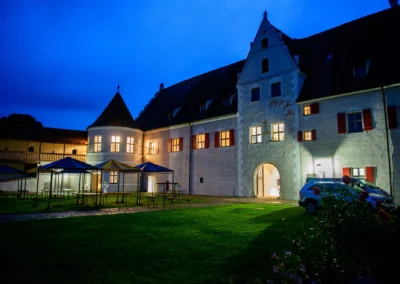Schloss bei Nacht mit beleuchteten Fenstern, Hochzeitsfotografie im Jagdschloss Gruenau nahe Neuburg an der Donau.