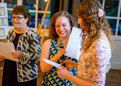 Drei Frauen mit Mikrofon bei einer Hochzeitsfeier in der Orangerie Ansbach, lachend und plaudernd. Hochzeitsfotograf.