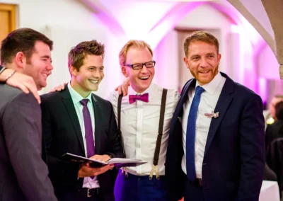 Gruppe von lachenden Maennern in Anzuegen, Hochzeitsfeier in Pfettrach bei Landshut, aufgenommen bei einer Hochzeit.