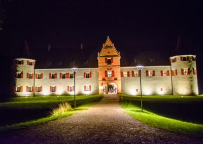Nachtaufnahme von Schloss Gruenau bei Neuburg/Donau, beleuchtet, idealer Ort fuer Hochzeitsfotografie.
