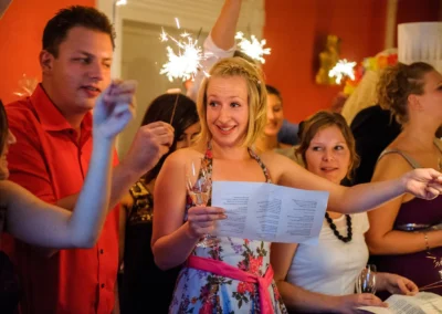 Hochzeitsreportage mit Wunderkerzen und Gesang bei Feier im Hotel und Restaurant Langwieder See, westlich von Muenchen.