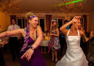 Tanzende Hochzeitsparty im Hotel und Restaurant Langwieder See, voller Freude und Energie. Hochzeitsfotografie.