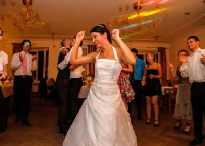 Braut tanzt mit Hochzeitsgaesten, aufgenommen bei einer Hochzeitsreportage im Hotel am Langwieder See, Muenchen.