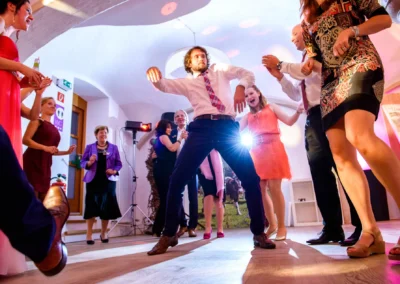 Hochzeitsgesellschaft tanzt fröhlich auf der Feier in Pfettrach bei Landshut, festgehalten in der Hochzeitsreportage.