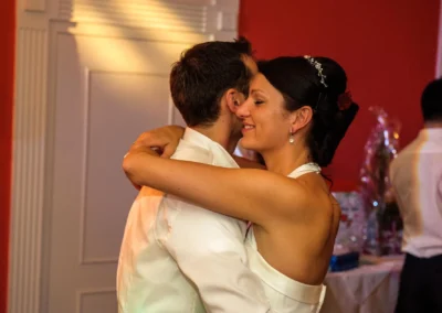 Tanzendes Hochzeitspaar in elegantem Raum, Hochzeitsreportage im Hotel Langwieder See, westlich von Muenchen.