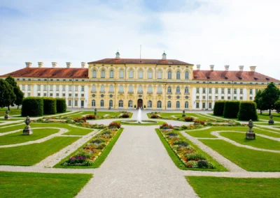 Standesamtliche Trauung bei Schloss Schleissheim, gepflegte Gartenanlage mit Blumen und Pfaden. Hochzeitsfotografie.