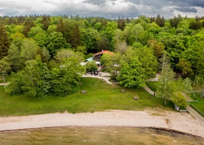 Luftaufnahme einer Hochzeit am Buchscharner Seewirt, Starnberger See, umgeben von Wald und Wiese, Hochzeitsreportage.