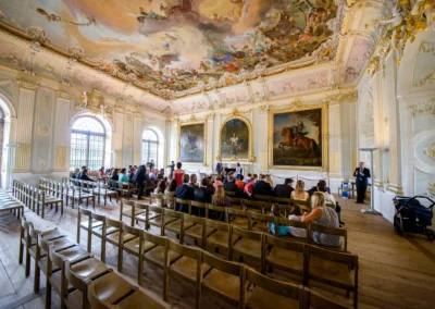Standesamtliche Trauung im prunkvollen Raum von Schloss Schleissheim bei Muenchen, Gaeste warten gespannt.