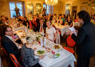 Hochzeitsfeier mit Gästen bei Kerzenschein in der Schlossschänke Schwaige München-Nymphenburg, festliches Abendessen.