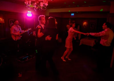 Tanzendes Paar bei der Hochzeit in Muenchen-Nymphenburg, Livemusik im Hintergrund, Hochzeitsreportage.