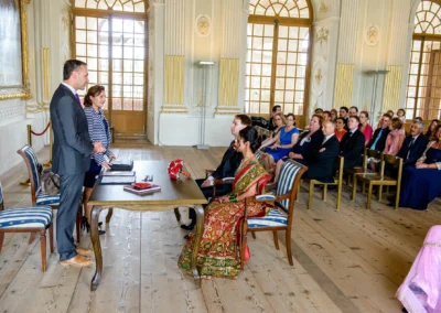 Standesamtliche Trauung in Schloss Schleissheim mit Brautpaar, Trauzeugen und Gästen in elegantem Saal.
