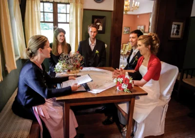 Hochzeitsfoto: Brautpaar und Gaeste bei Zeremonie im Kuenstlerhaus Gasteiger am Ammersee, Hochzeit im Landkreis Landsberg-Lech.