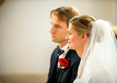 Brautpaar waehrend kirchlicher Trauung in Kirchheim bei Muenchen, Teil einer Hochzeitsreportage.