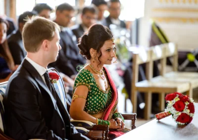 Brautpaar während der standesamtlichen Trauung in Schleissheim bei Muenchen, festgehalten in einer Hochzeitsreportage.