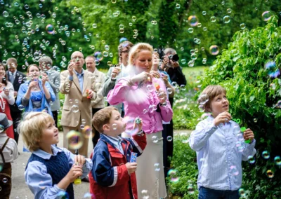 Gäste beim Seifenblasenblasen auf Hochzeit im Künstlerhaus Gasteiger. Hochzeitsreportage westlich München.