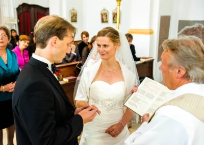 Brautpaar bei kirchlicher Trauung in Kirchheim. Hochzeitsreportage einer feierlichen Zeremonie nahe Muenchen.