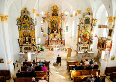 Kirchliche Trauung in prachtvoller Kirche, Brautpaar vor Altar, nahe Muenchen, Hochzeitsfotograf aus Kirchheim.