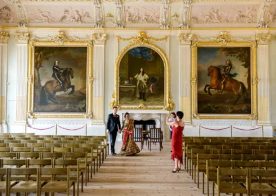 Brautpaar steht im dekorierten Saal von Schloss Schleissheim bei standesamtlicher Trauung, Hochzeitsfoto.