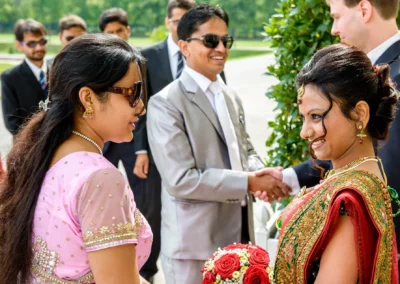 Paare in festlicher Kleidung bei einer Hochzeit im Schloss Schleissheim nördlich von Muenchen, Hochzeitsfotografie.