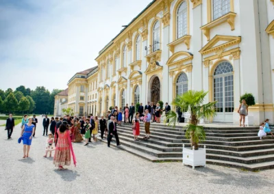 Gäste bei einer standesamtlichen Trauung vor Schloss Schleissheim, Hochzeitsreportage nördlich von Muenchen.