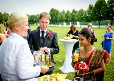 Gäste bei Hochzeit im Schlosspark Schleissheim genießen Erfrischungen. Hochzeitsreportage nördlich von München.