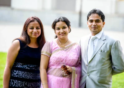 Drei Personen bei einer Hochzeitsreportage, sonniger Tag im Schlosspark Schleissheim, lachen in die Kamera.