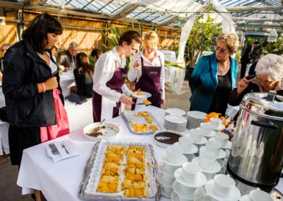 Hochzeitsbuffet in Taufkirchen bei Hochzeit, Gaeste bedienen sich an Dessert, Hochzeitsfotografie nahe Muenchen.