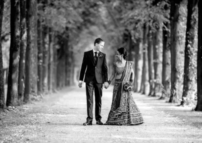 Brautpaar-Hand in Hand im Schlosspark Schleissheim, Hochzeitsportrait bei einer bezaubernden Hochzeitsreportage.