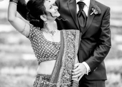 Brautpaar in Hochzeitsportrait im Schlosspark Schleissheim, sie tragen traditionelle Kleidung. Hochzeitsfotografie.