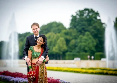 Brautpaar vor Brunnen im Schlosspark Schleissheim, festgehalten in einer Hochzeitsreportage bei einer Hochzeit nördlich München.