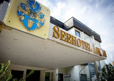 Eingang des Seehotel Leoni am Starnberger See, idealer Ort fuer Hochzeitsfotos bei einer Hochzeit.
