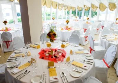 Elegant gedeckte Hochzeitstafel mit Blumen im Seehotel Leoni, festliche Hochzeitsfotografie in Berg am Starnberger See.