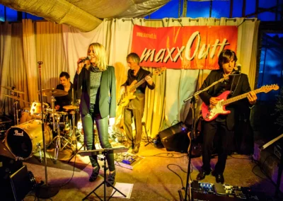 Live-Band bei Hochzeitsfeier in alter Gärtnerei Taufkirchen nahe Muenchen. Musiker spielen auf der Bühne.