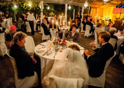 Hochzeitsreportage in Taufkirchen bei Feier, Runde Tische, Gäste in elegantem Ambiente, Kerzenlicht und Tanzfläche.
