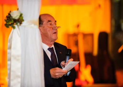 Ein Mann haelt eine Rede bei einer Hochzeit in Taufkirchen, nahe Muenchen, festgehalten von einem Hochzeitsfotografen.