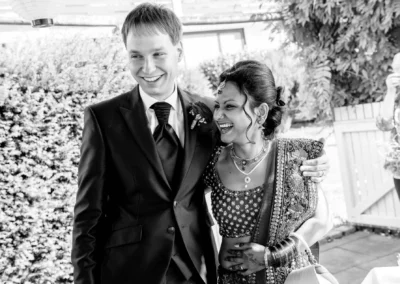 Bräutigam und Braut lächelnd bei Hochzeit im Seehotel Leoni Berg, festgehalten von einem Hochzeitsfotografen.