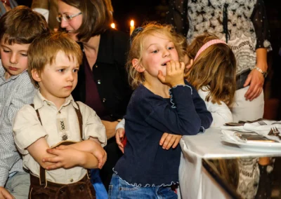 Kinder bei einer Hochzeitsfeier in Taufkirchen nahe Muenchen. Hochzeitsfoto mit fröhlichen Gesichtern und Tischdekoration.