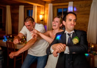 Die Braut in einem weißen Kleid lacht herzlich bei einer Hochzeitsreportage in Kirchberg